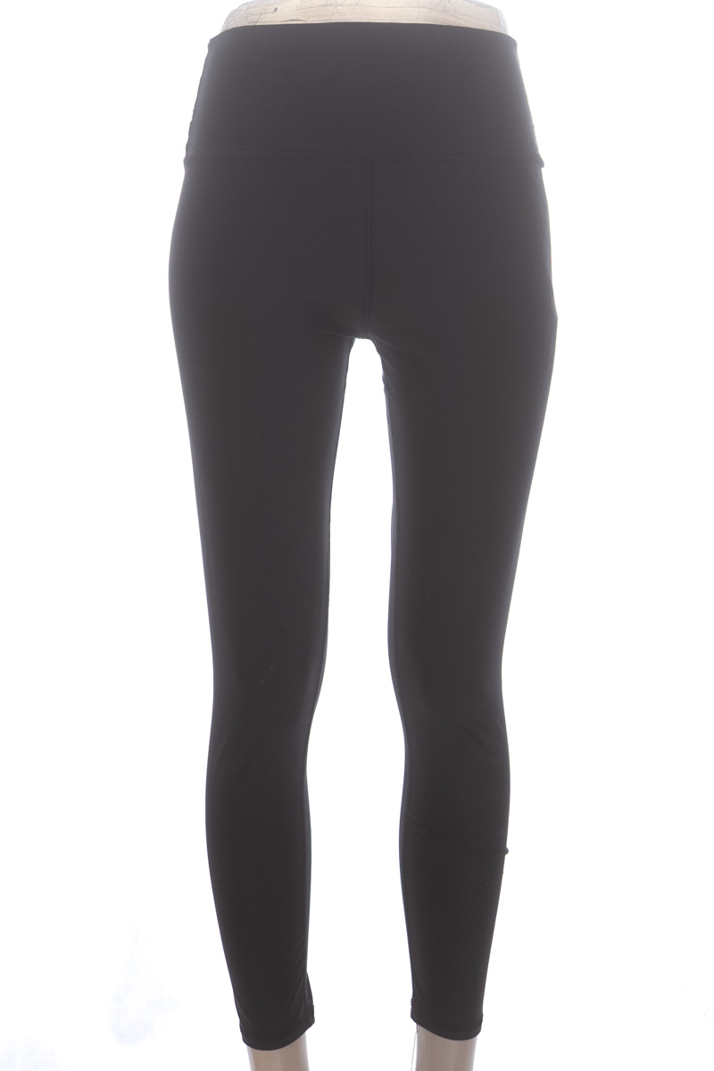 Ropa Deportiva / Salida de Baño color Negro - Closeando