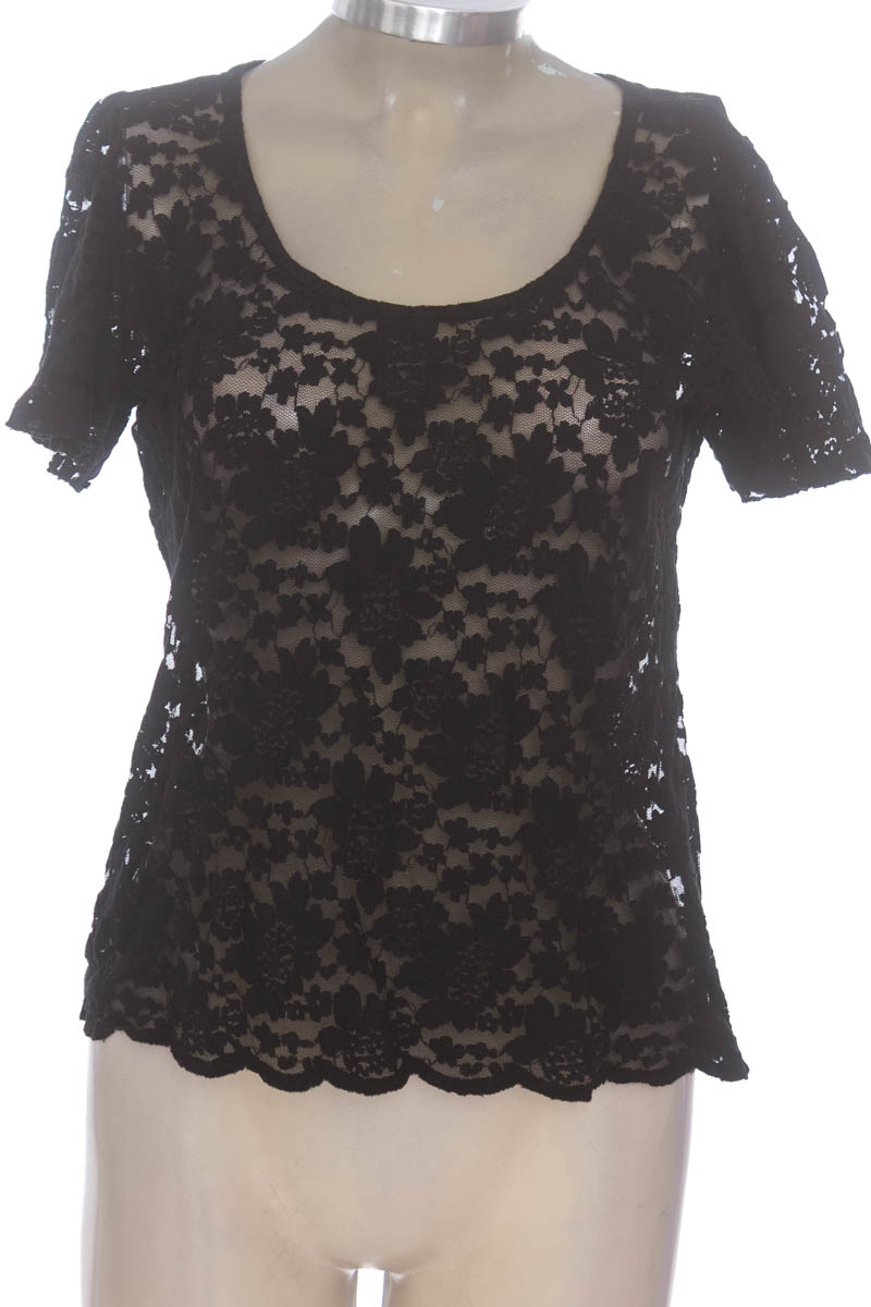 Top / Camiseta color Negro - Closeando