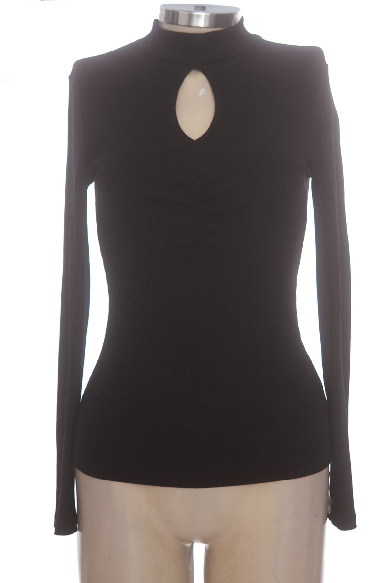Top / Camiseta color Negro - Forever New