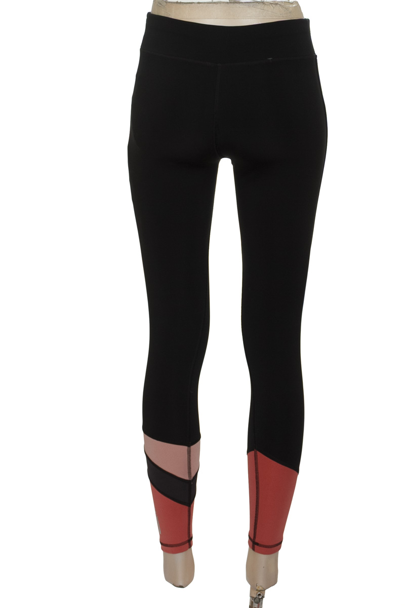 Ropa Deportiva / Salida de Baño color Negro - Closeando