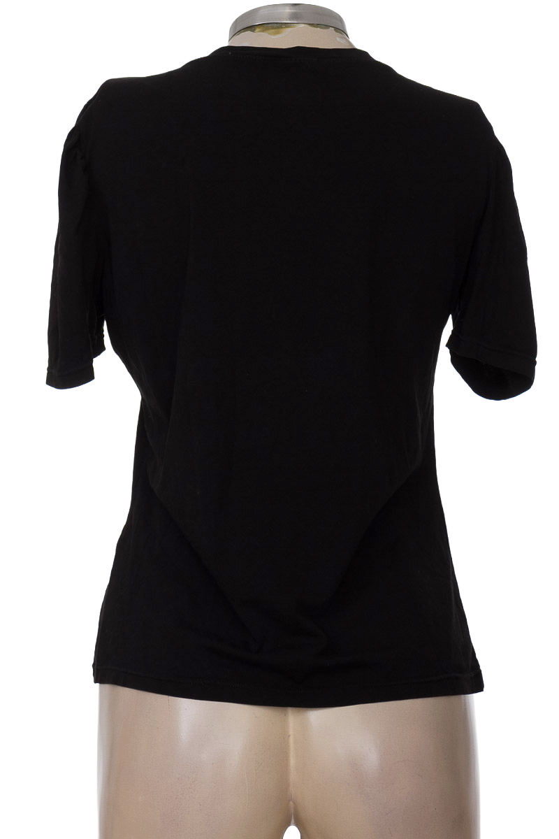 Top / Camiseta color Negro - Closeando