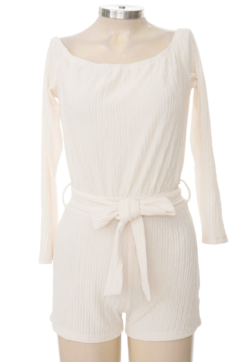 Vestido / Enterizo color Beige - Closeando