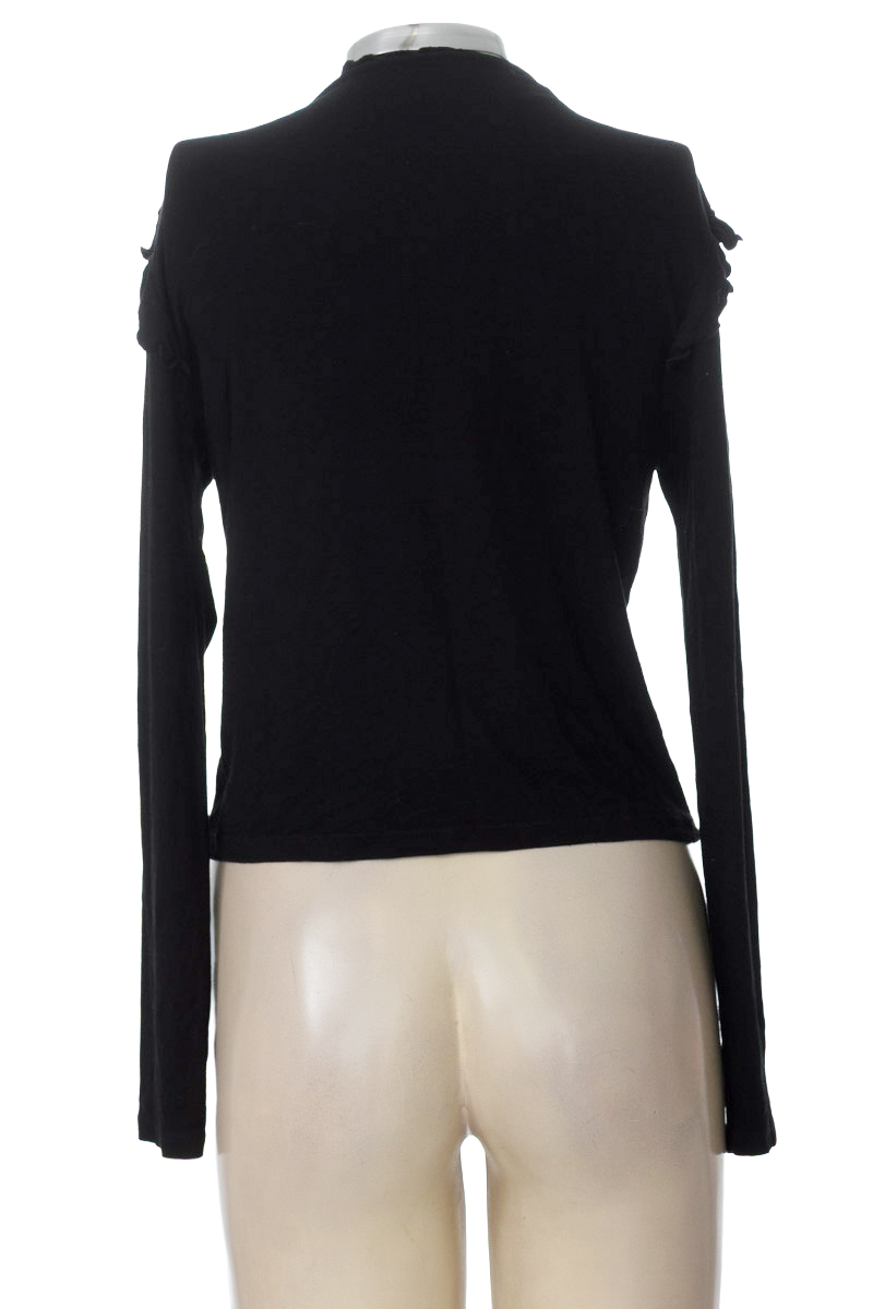 Top / Camiseta color Negro - Closeando