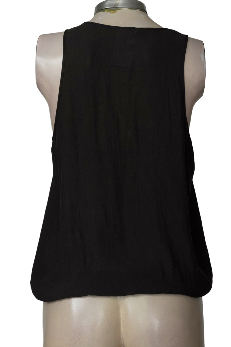 Top / Camiseta color Negro - Closeando