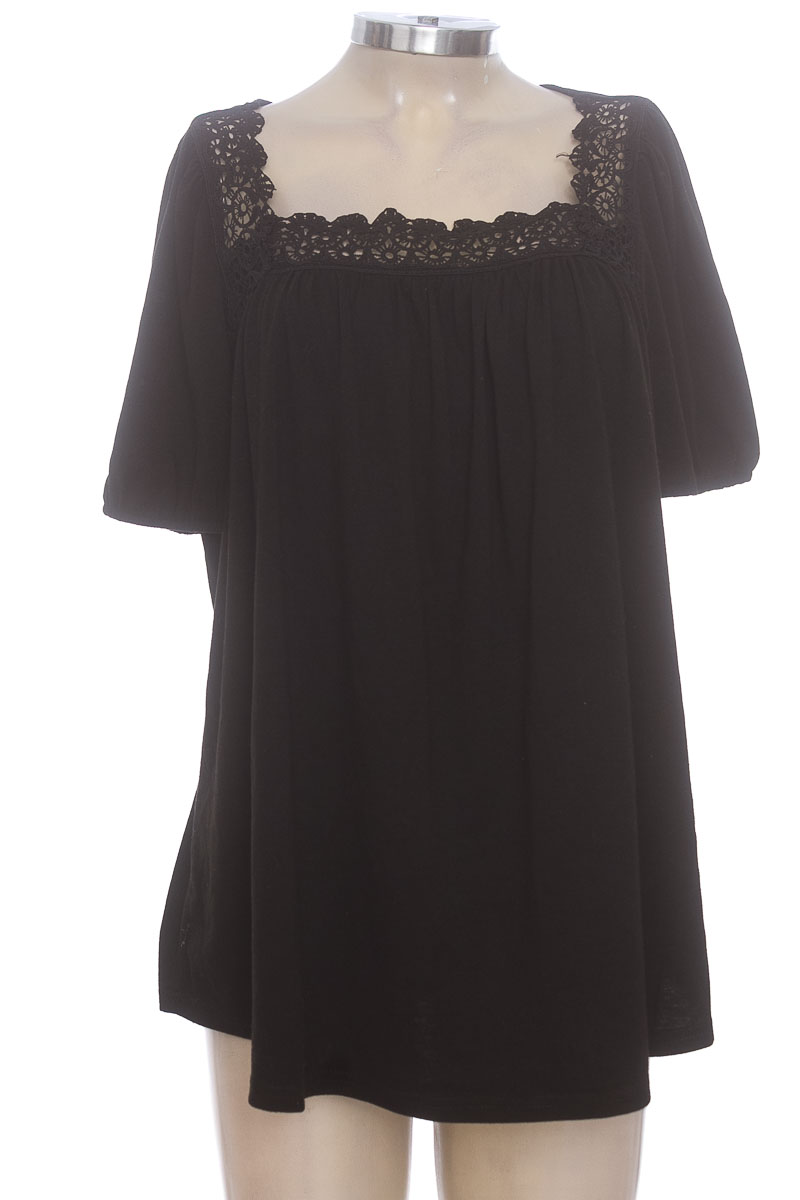 Top / Camiseta color Negro - Closeando