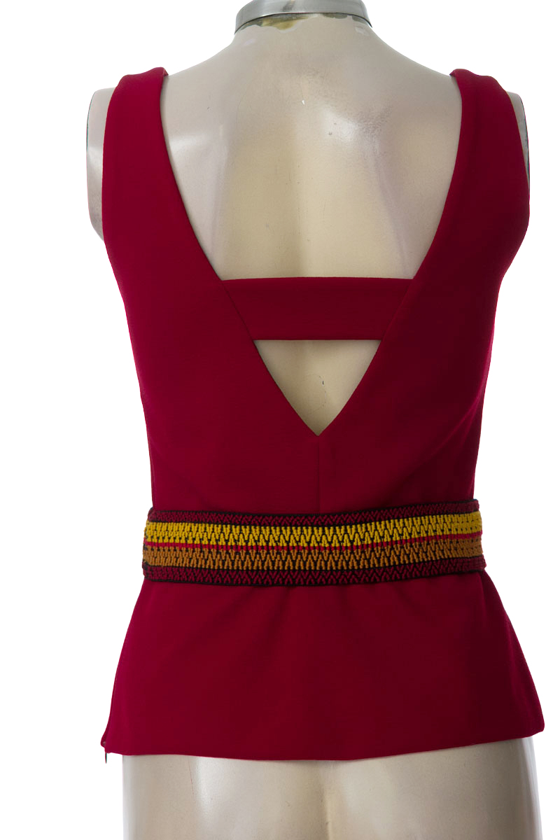 Top / Camiseta color Vinotinto - Carolina Estefan