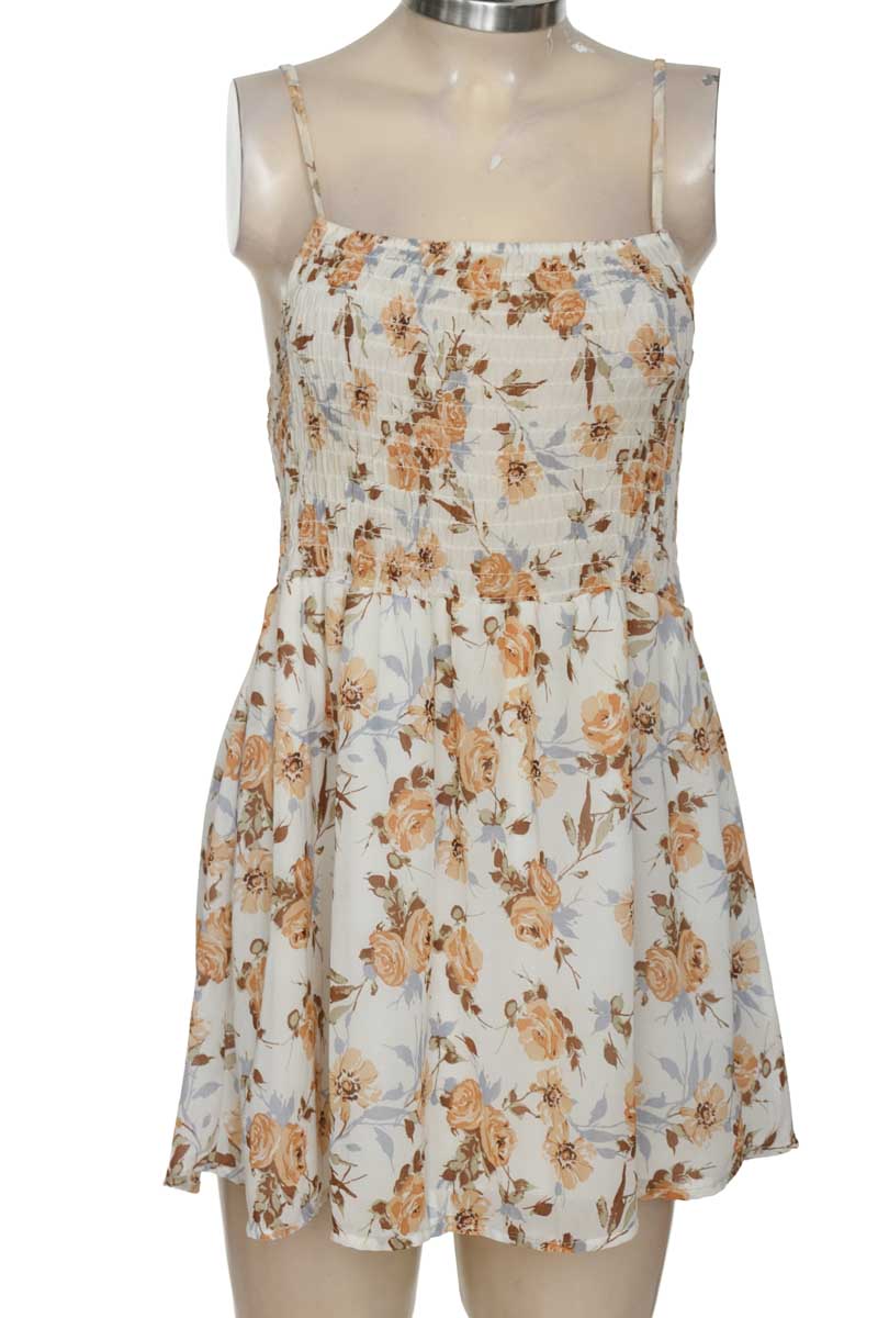 Vestido / Enterizo color Beige - Closeando