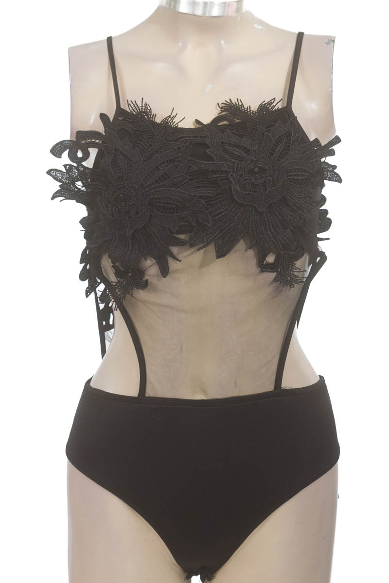 Top / Camiseta color Negro - Closeando