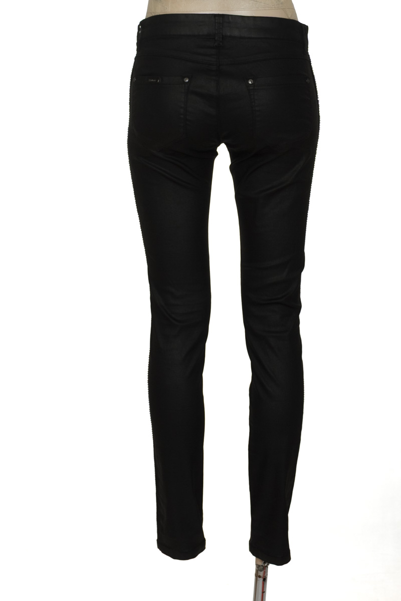Pantalones color Negro - Stradivarius