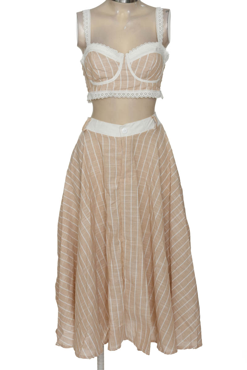 Vestido / Enterizo color Beige - Closeando