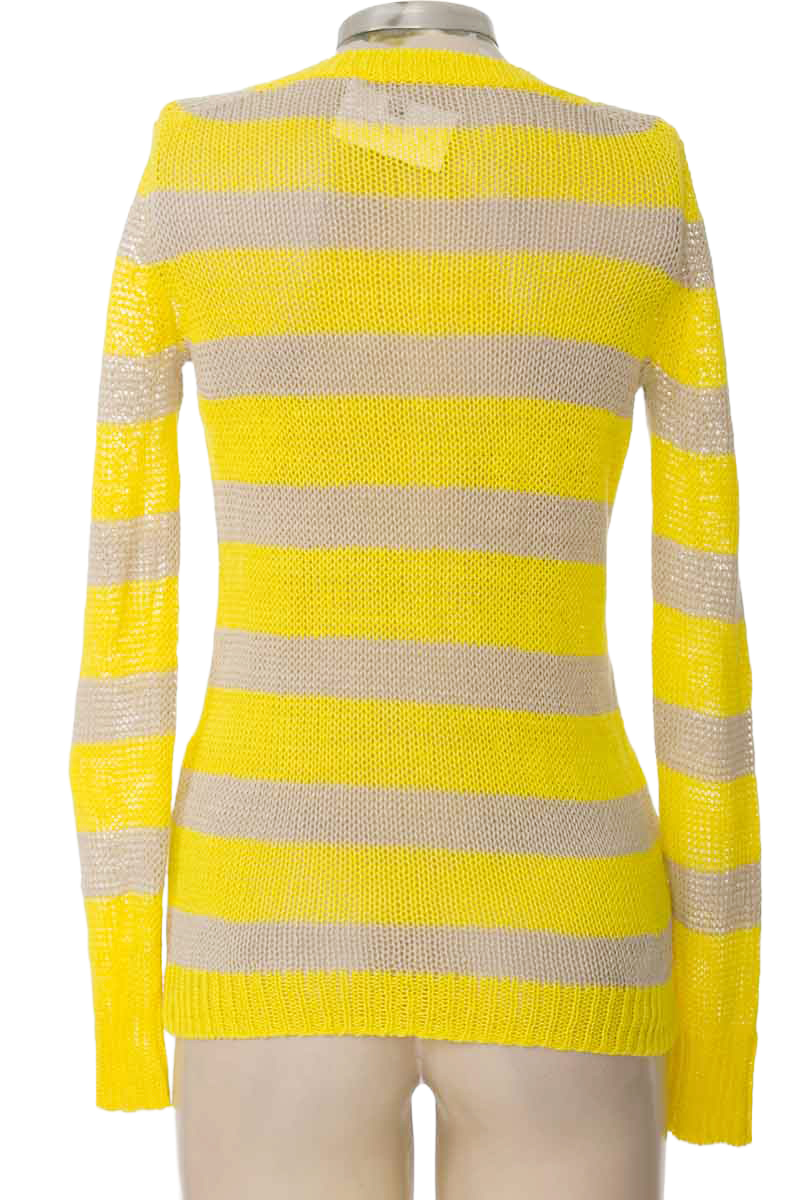 Sweater color Amarillo - Closeando