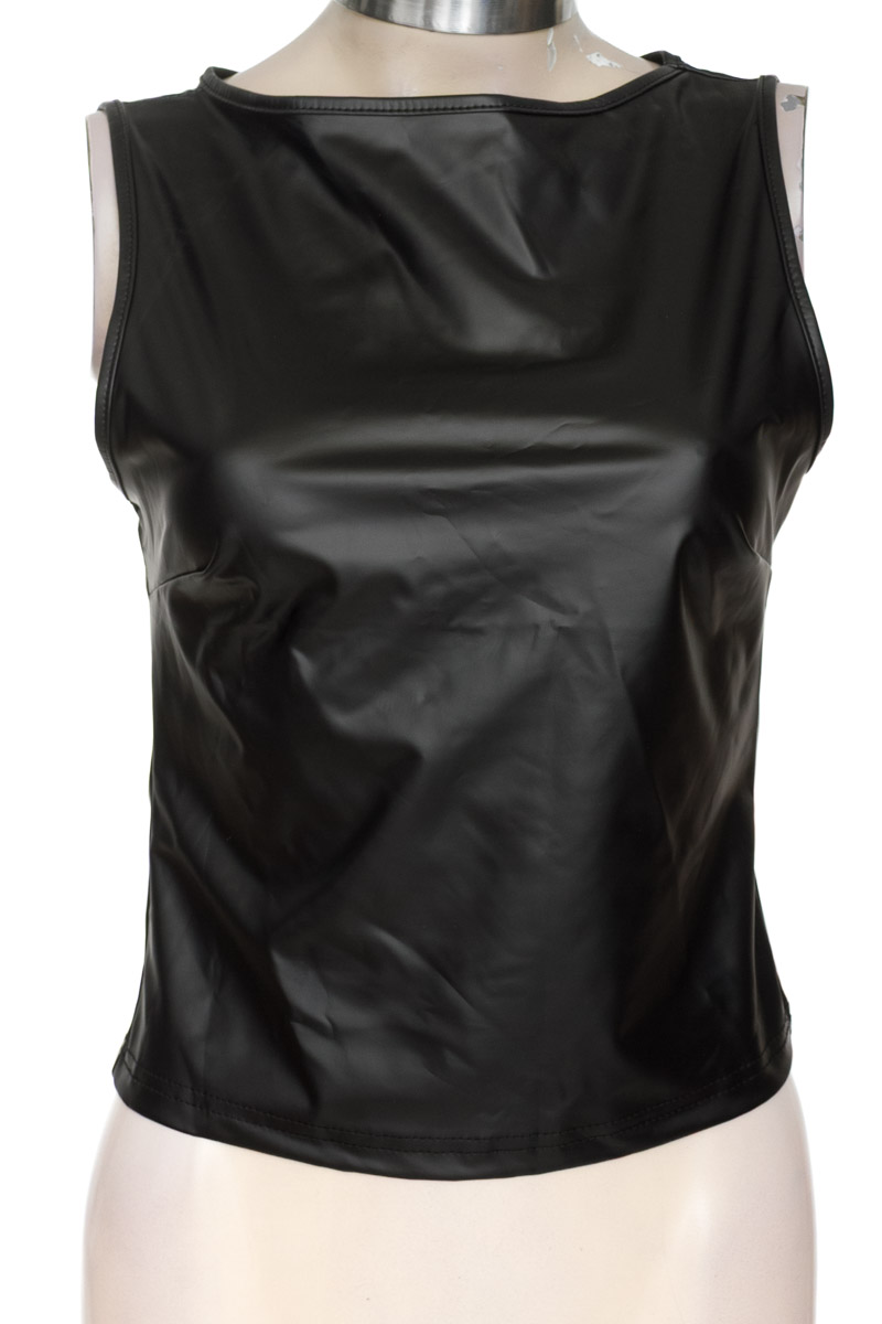 Top / Camiseta color Negro - Closeando