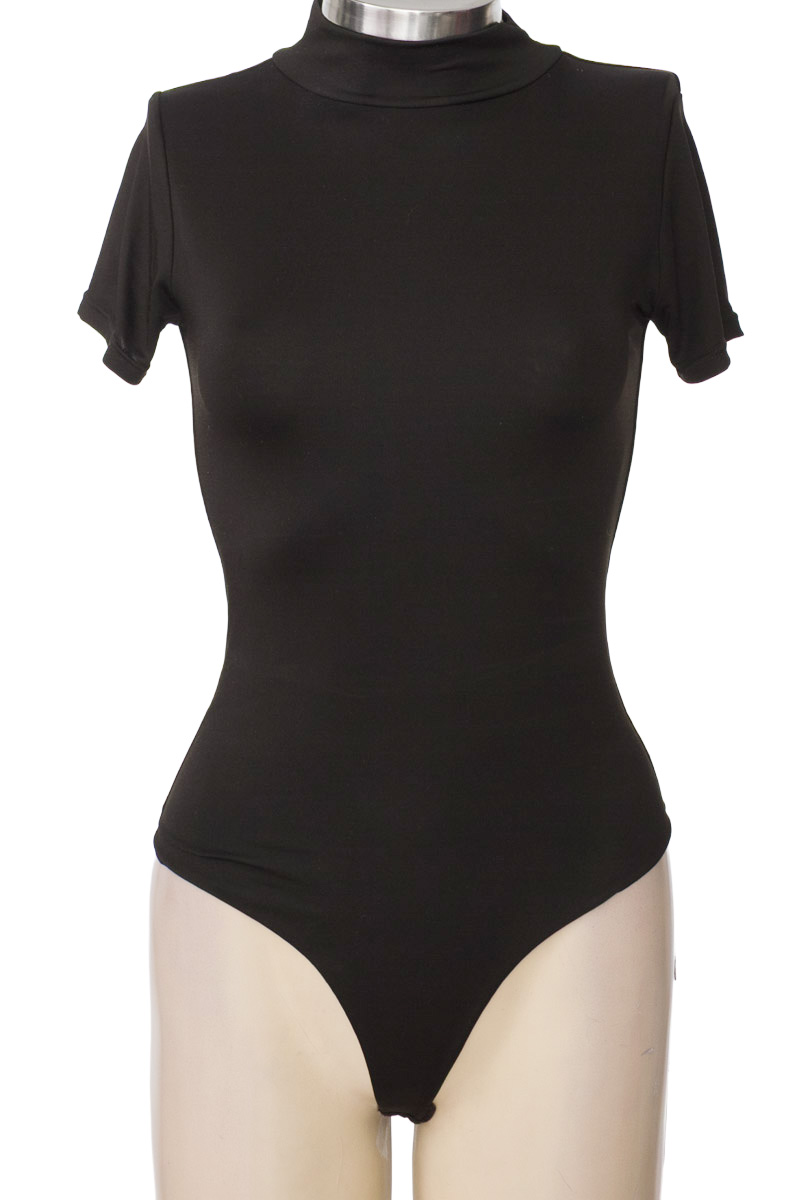 Top / Camiseta color Negro - Closeando