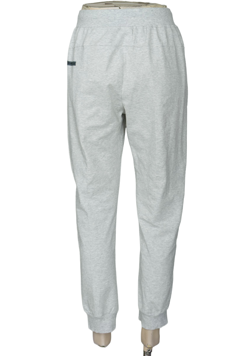 Ropa Deportiva color Gris - Closeando