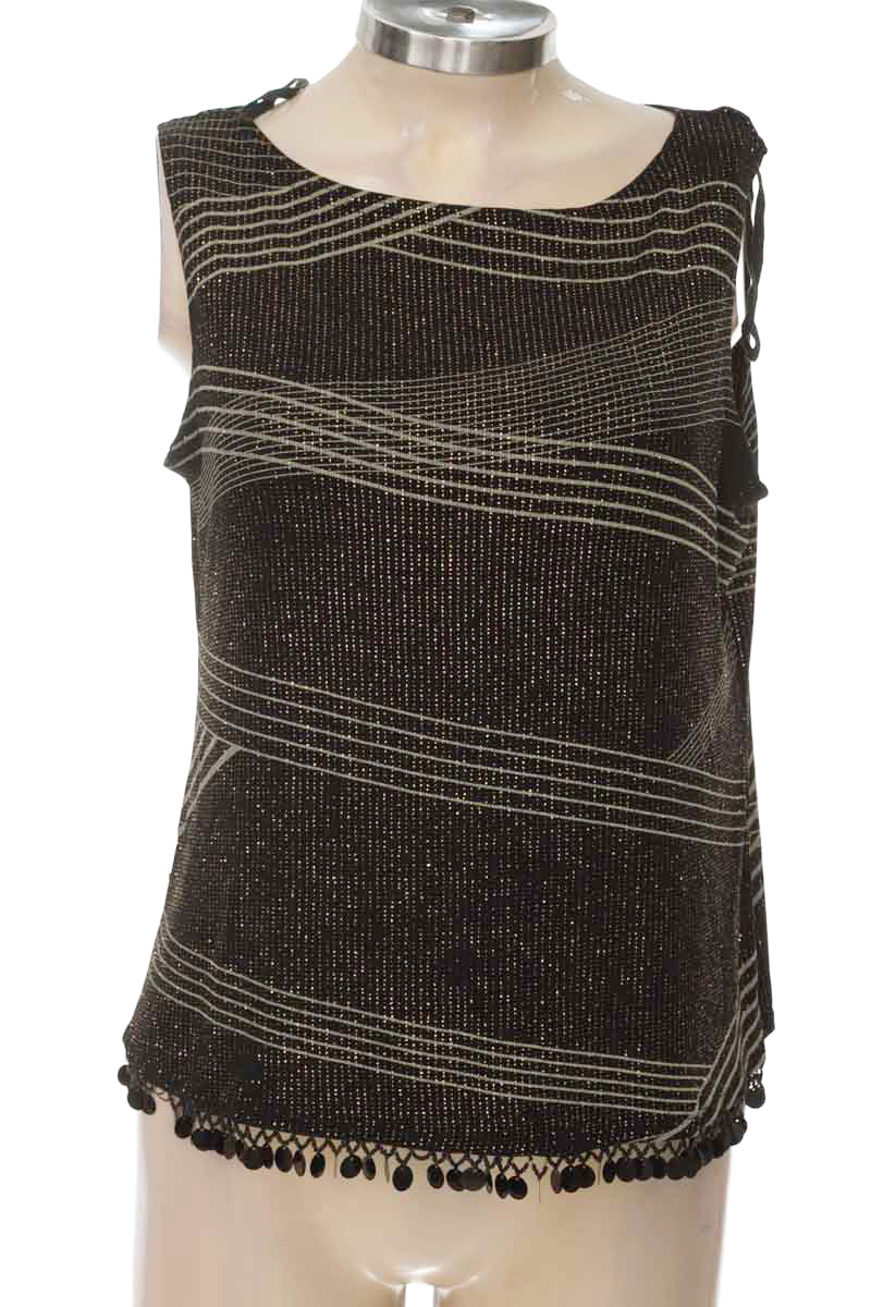 Top / Camiseta color Negro - Closeando