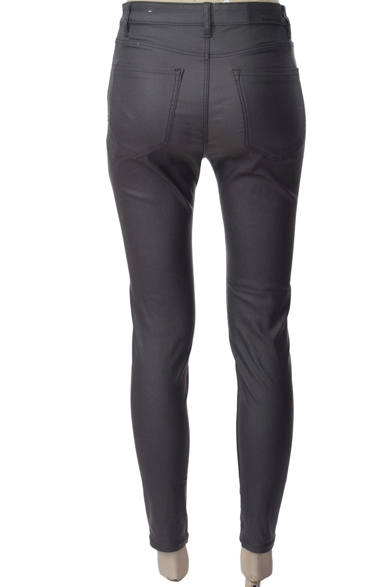 Pantalones color Gris - Stradivarius