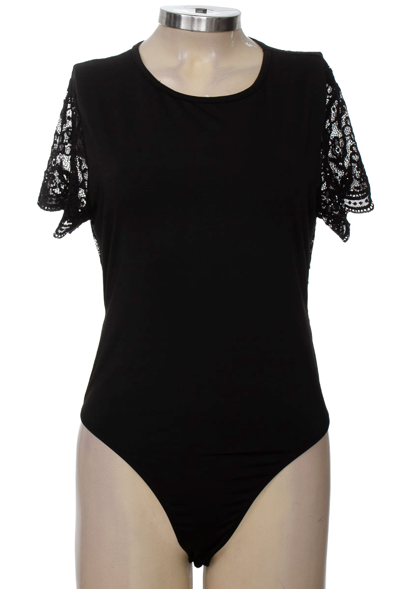 Top / Camiseta color Negro - Closeando