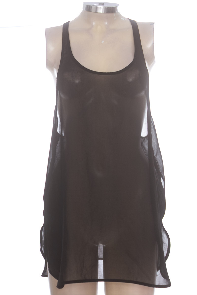 Top / Camiseta color Negro - Closeando