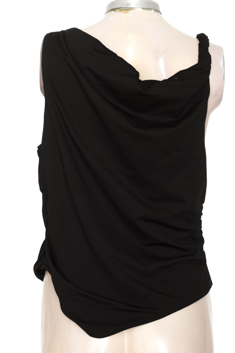 Top / Camiseta color Negro - Closeando