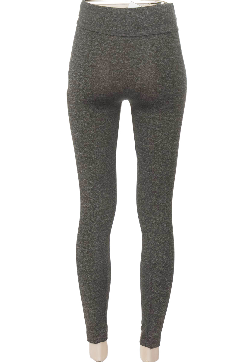 Ropa Deportiva / Salida de Baño color Gris - Closeando