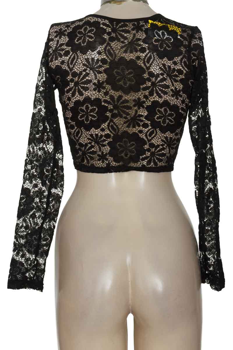 Top / Camiseta color Negro - Closeando