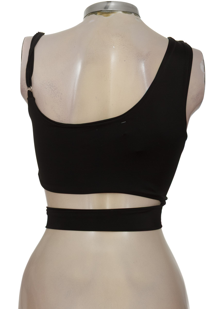 Top / Camiseta color Negro - Closeando