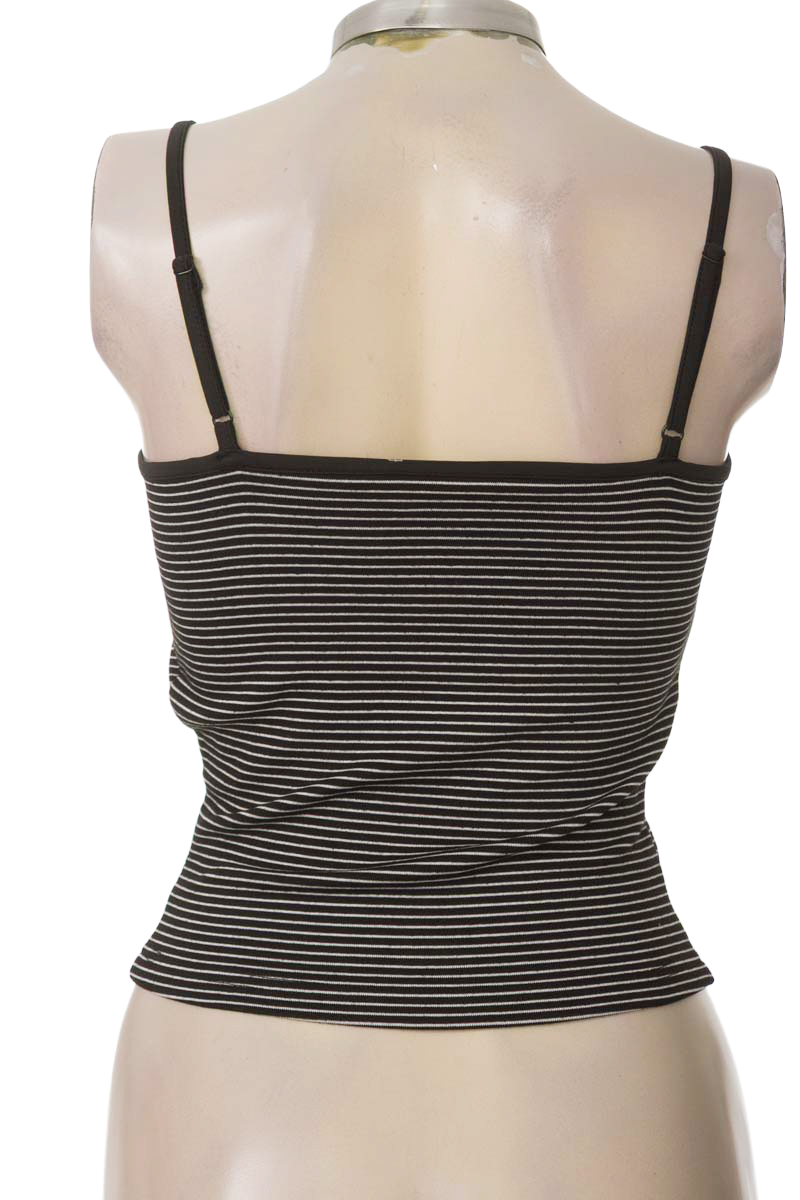 Top / Camiseta color Negro - Closeando