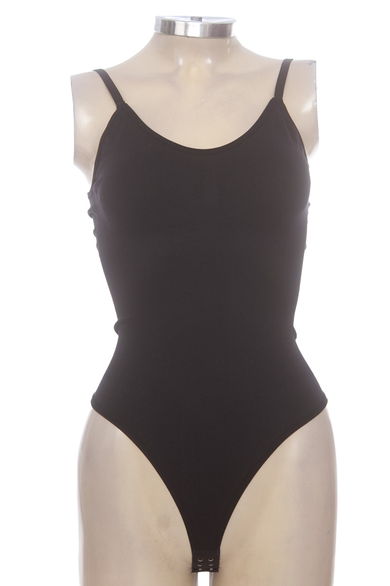 Top / Camiseta color Negro - Closeando