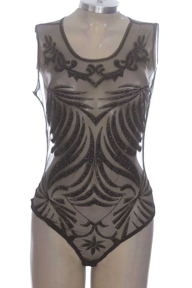 Top / Camiseta color Negro - Closeando