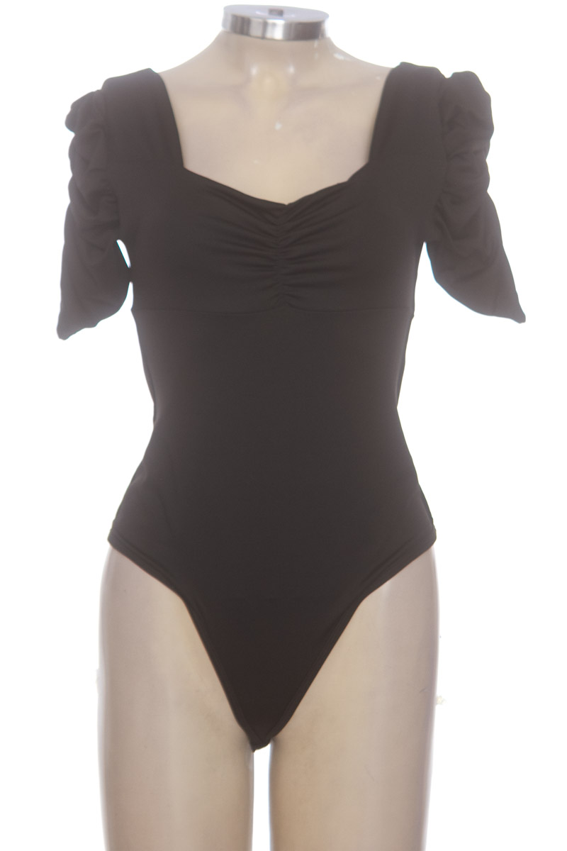 Top / Camiseta color Negro - Closeando