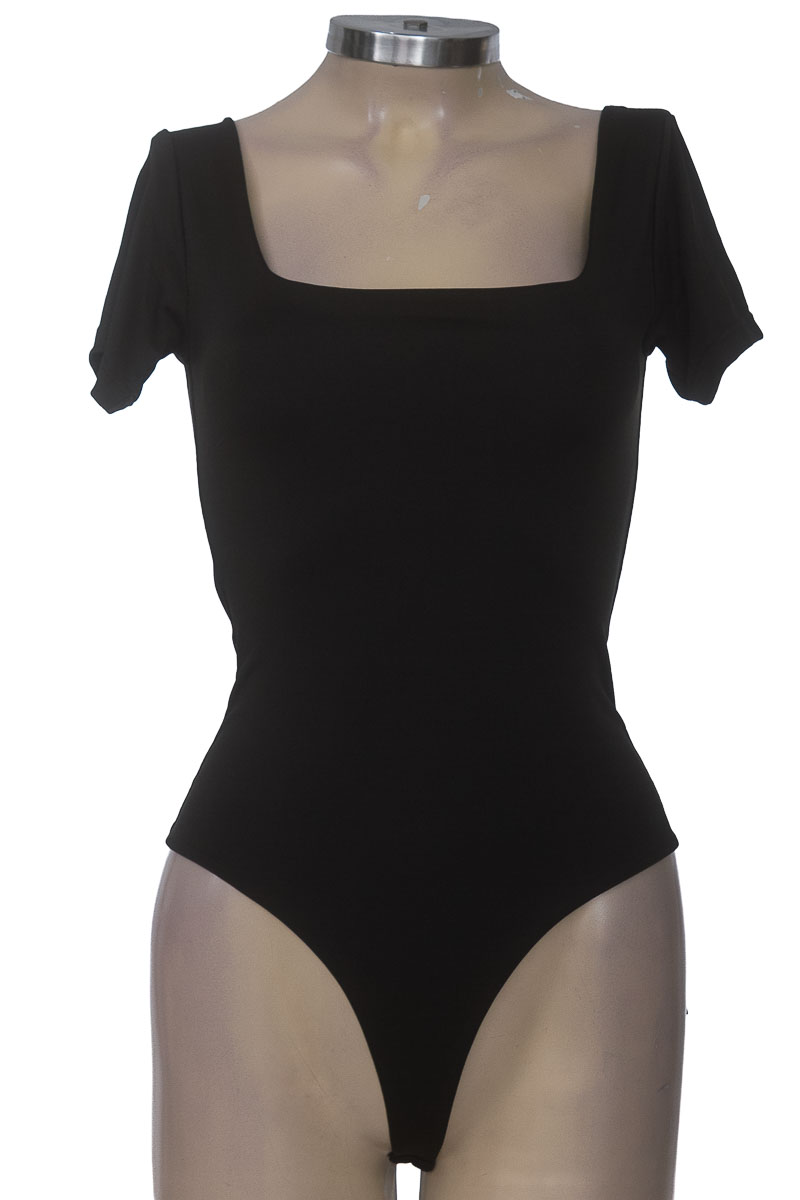 Top / Camiseta color Negro - Closeando