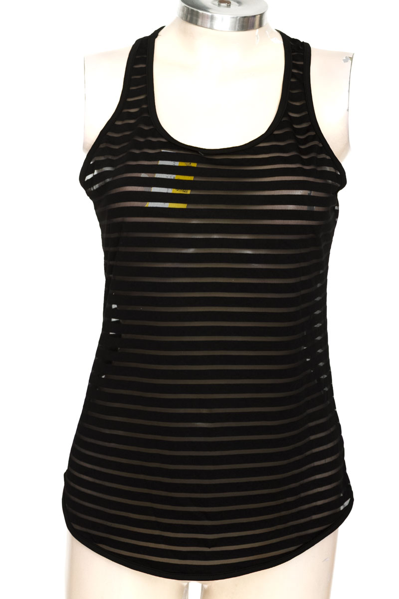Top / Camiseta color Negro - Closeando