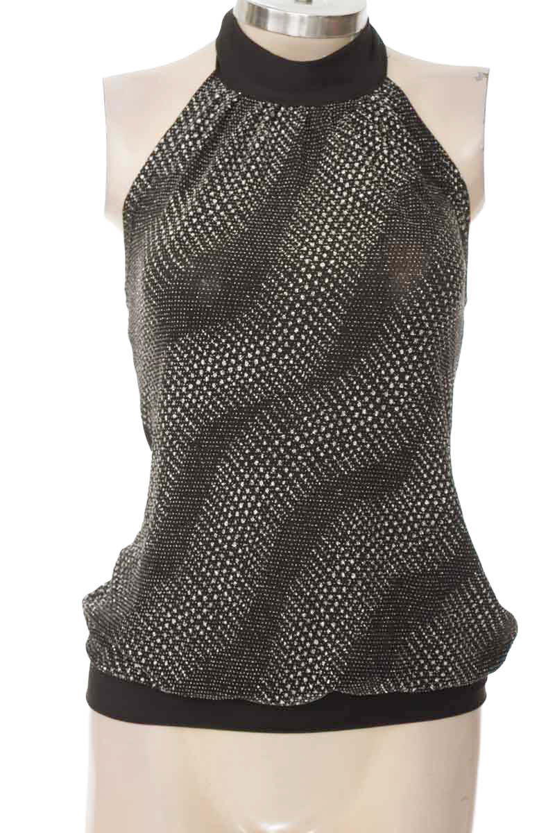 Top / Camiseta color Negro - Closeando