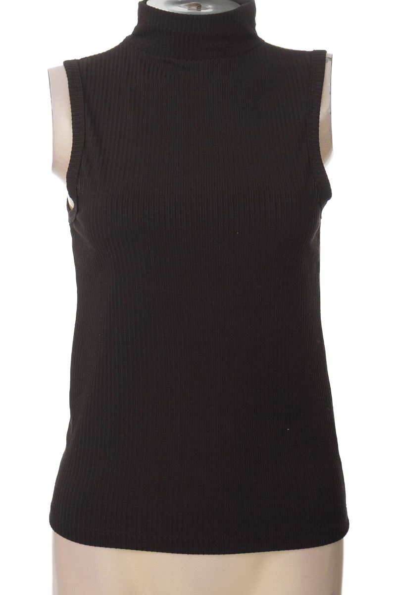 Top / Camiseta color Negro - Closeando