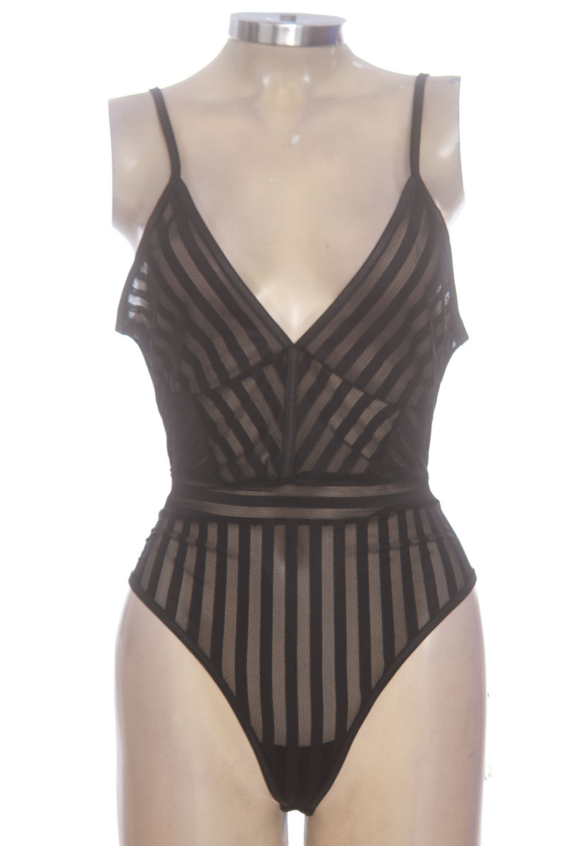 Top / Camiseta color Negro - Closeando