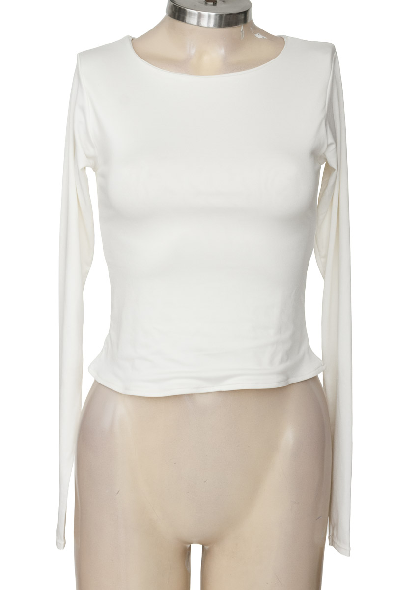Top / Camiseta color Negro - Closeando