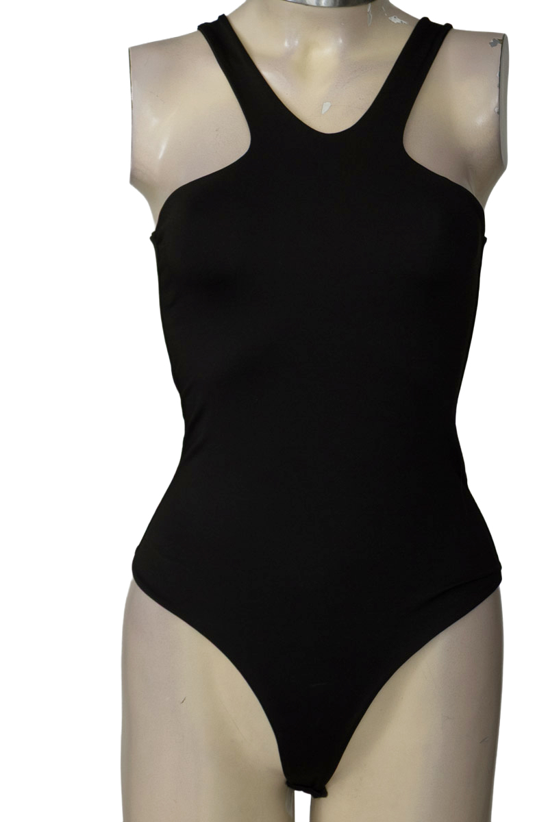 Top / Camiseta color Negro - Closeando