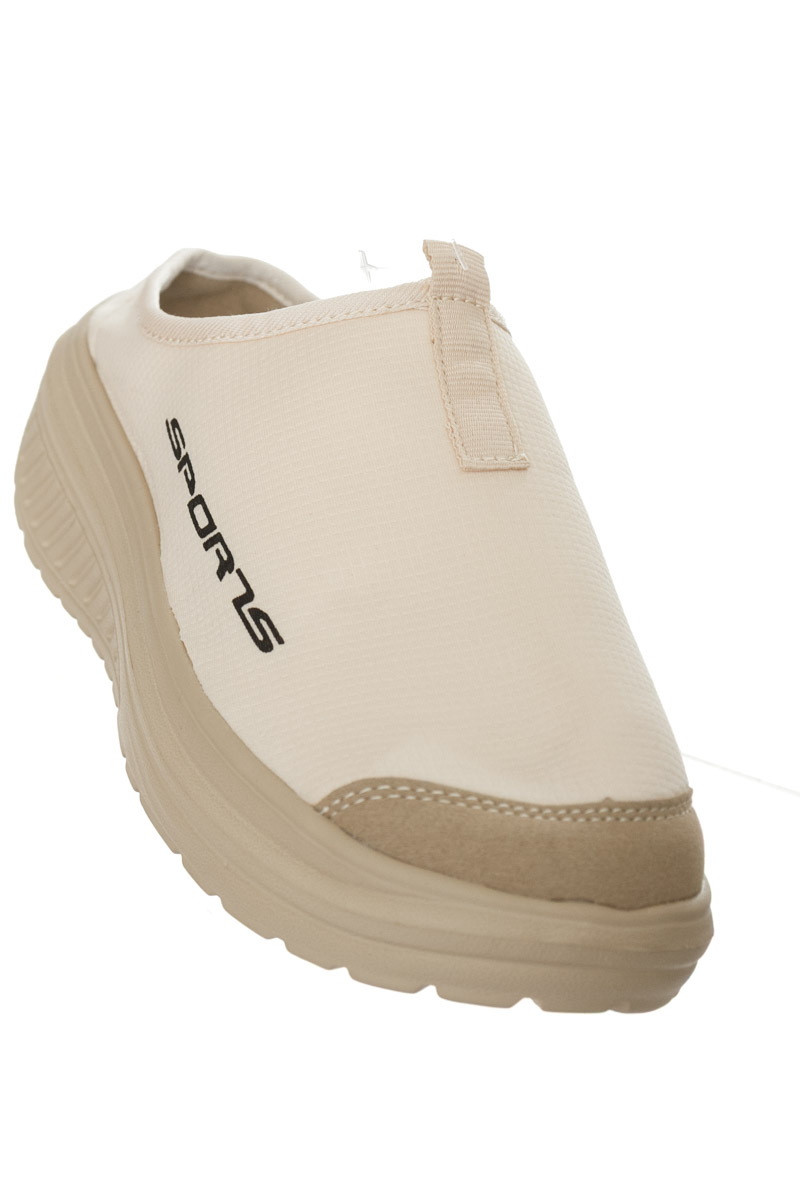 Zapatos color Beige - Closeando