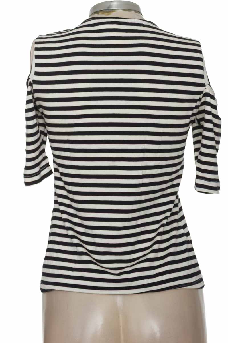 Top / Camiseta color Negro - Closeando