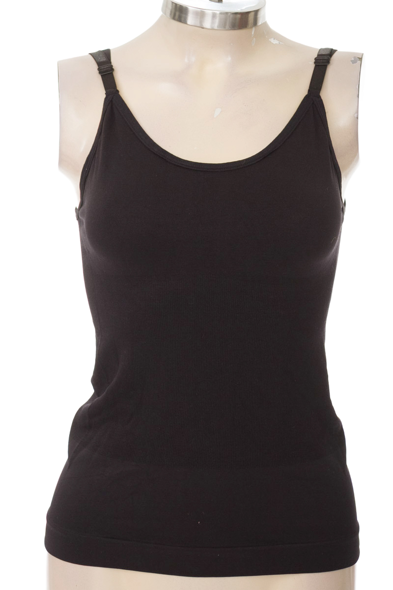 Top / Camiseta color Negro - Closeando
