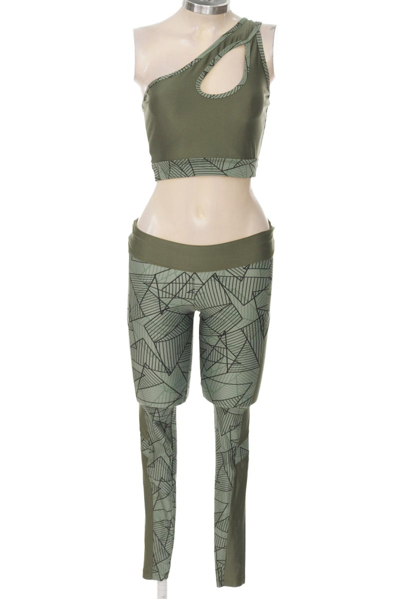 Ropa Deportiva / Salida de Baño color Verde - Closeando