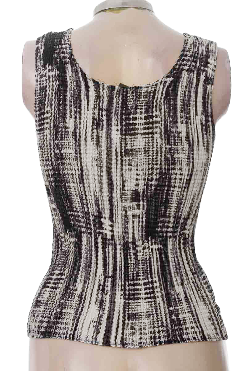 Top / Camiseta color Negro - Closeando