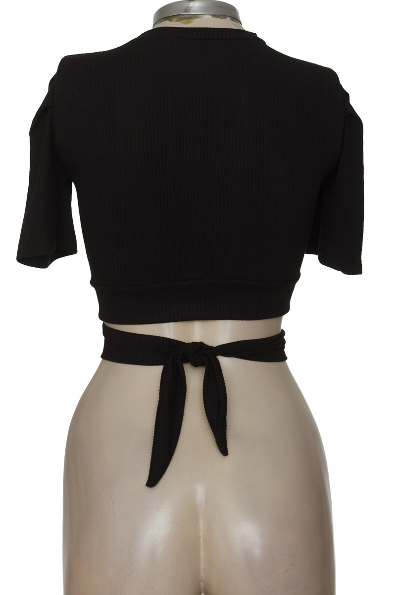 Top / Camiseta color Negro - Closeando