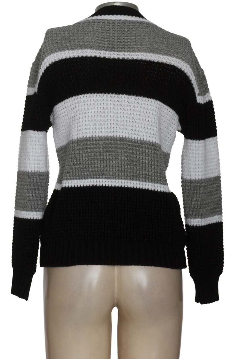 Sweater color Negro - Closeando