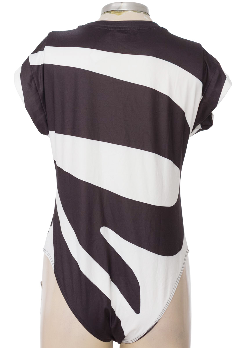 Top / Camiseta color Negro - Closeando