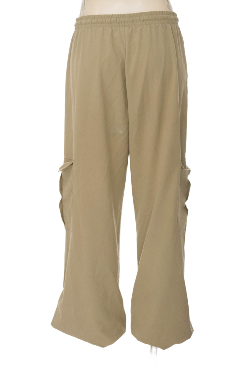 Pantalones color Verde - Stradivarius