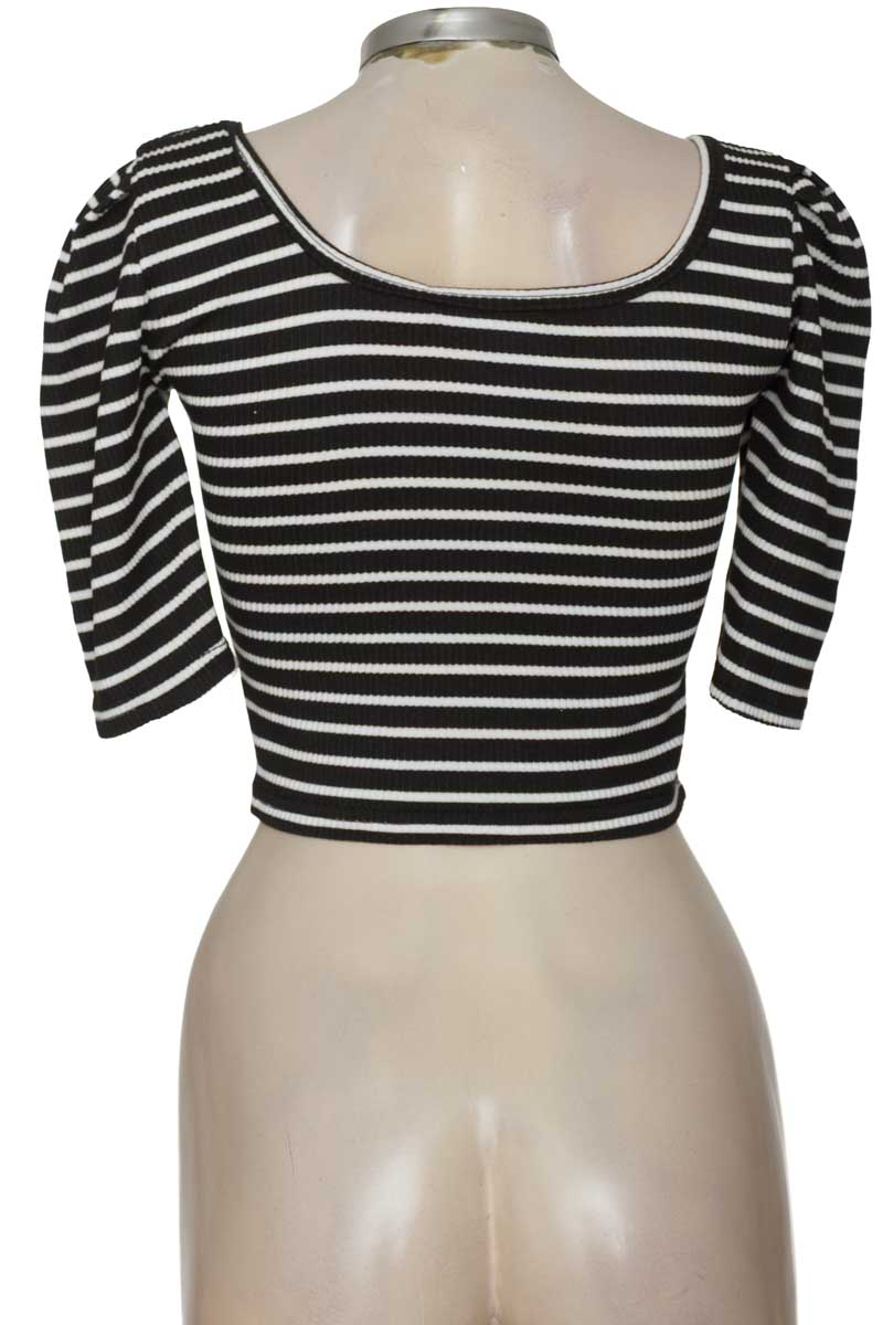 Top / Camiseta color Negro - Closeando