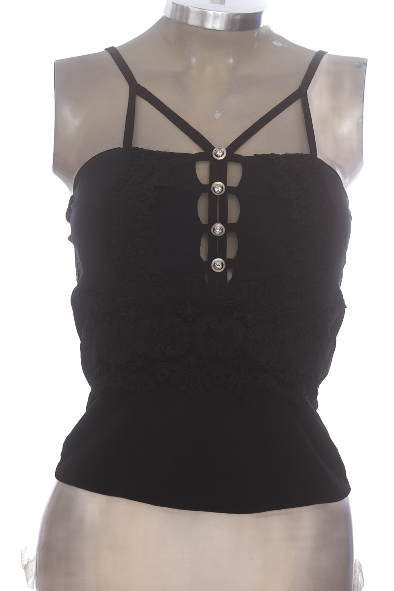 Top / Camiseta color Negro - Closeando