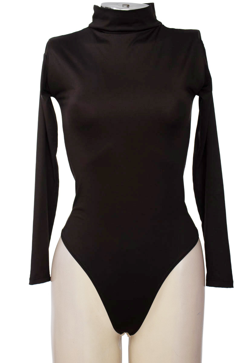 Top / Camiseta color Negro - Closeando