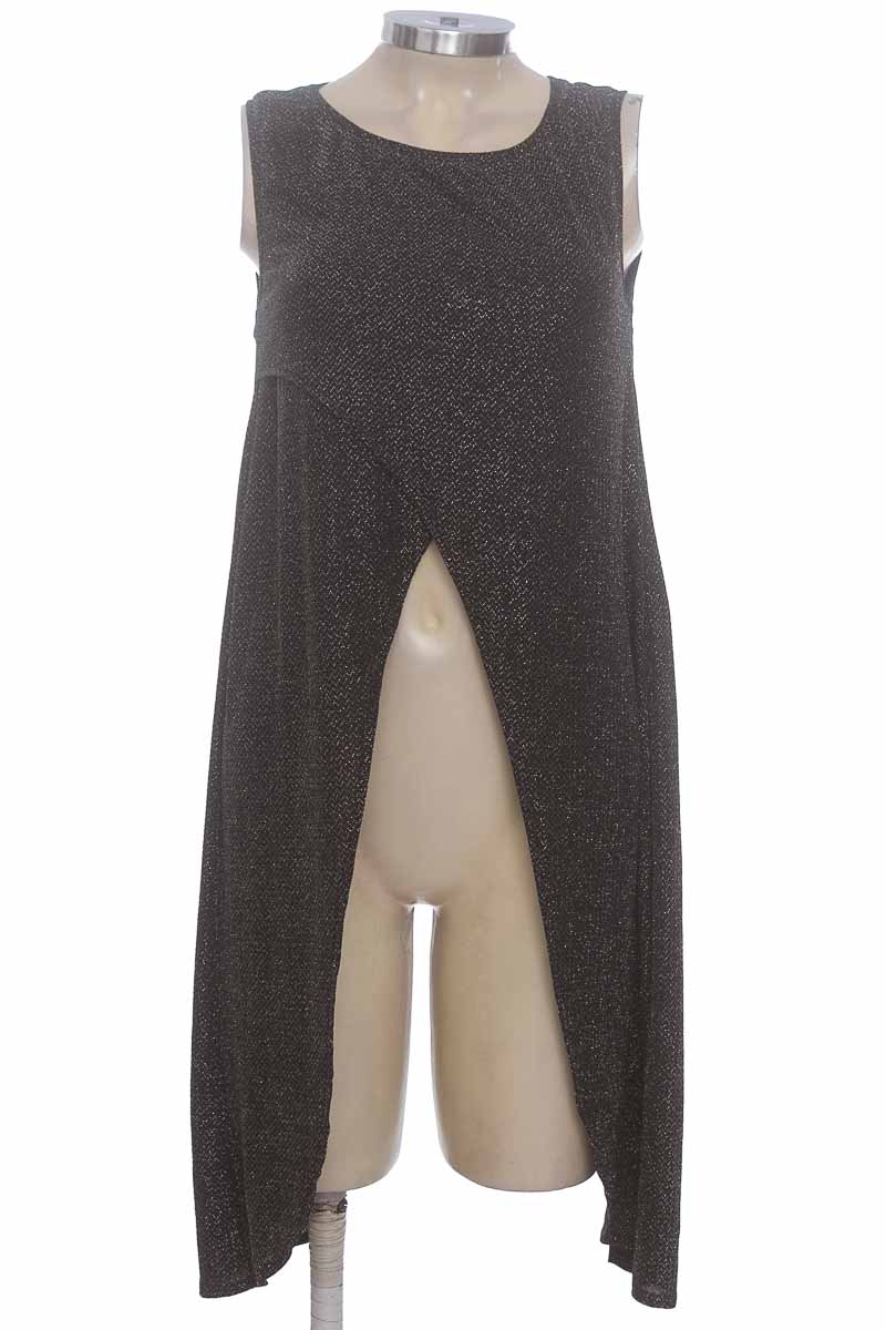Top / Camiseta color Negro - Closeando